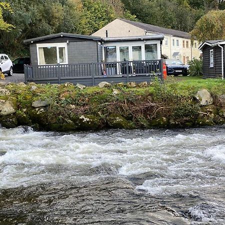 Caeathro Stunning 3 Bed Riverside Cabin In Snowdonia מראה חיצוני תמונה