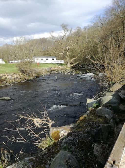 Caeathro Stunning 3 Bed Riverside Cabin In Snowdonia מראה חיצוני תמונה