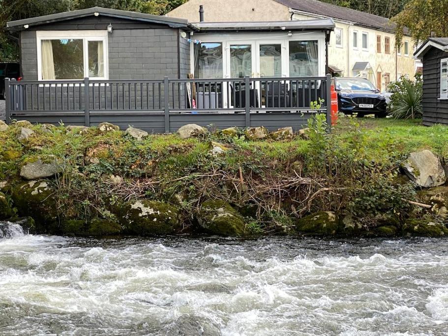 Caeathro Stunning 3 Bed Riverside Cabin In Snowdonia מראה חיצוני תמונה