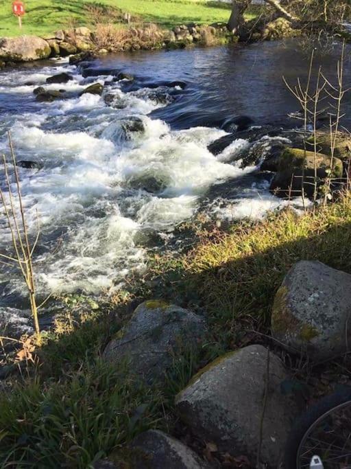 Caeathro Stunning 3 Bed Riverside Cabin In Snowdonia מראה חיצוני תמונה