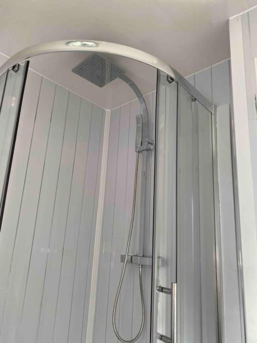 Caeathro Stunning 3 Bed Riverside Cabin In Snowdonia מראה חיצוני תמונה
