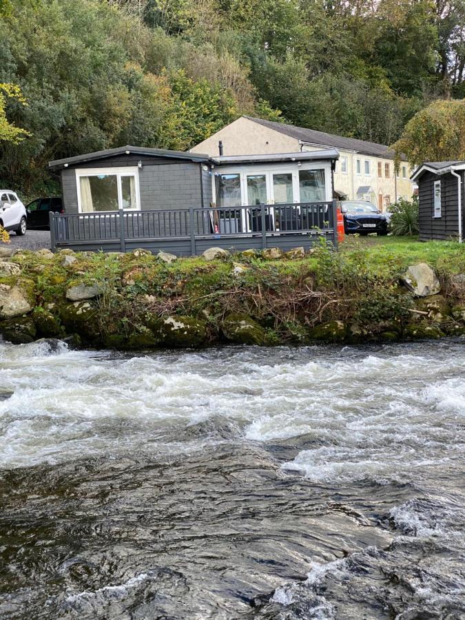 Caeathro Stunning 3 Bed Riverside Cabin In Snowdonia מראה חיצוני תמונה