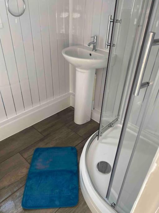 Caeathro Stunning 3 Bed Riverside Cabin In Snowdonia מראה חיצוני תמונה