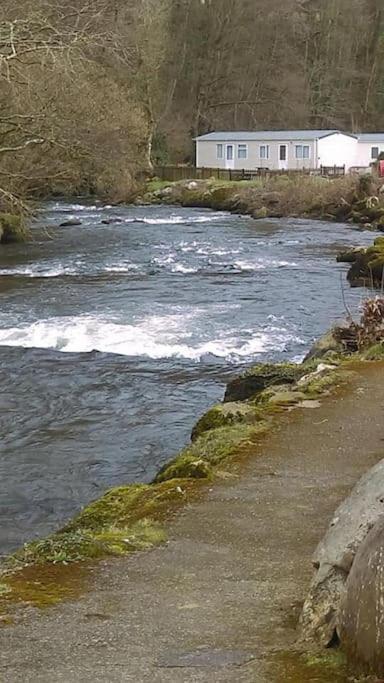 Caeathro Stunning 3 Bed Riverside Cabin In Snowdonia מראה חיצוני תמונה