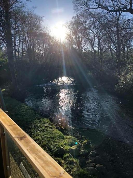 Caeathro Stunning 3 Bed Riverside Cabin In Snowdonia מראה חיצוני תמונה