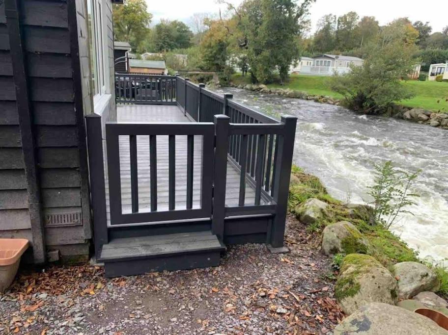 Caeathro Stunning 3 Bed Riverside Cabin In Snowdonia מראה חיצוני תמונה