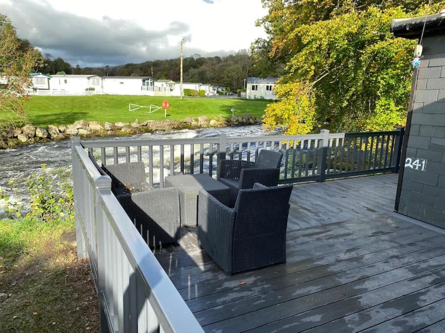 Caeathro Stunning 3 Bed Riverside Cabin In Snowdonia מראה חיצוני תמונה