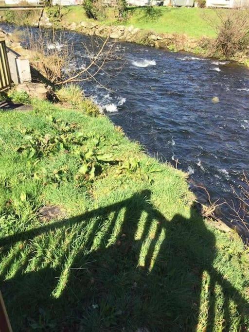 Caeathro Stunning 3 Bed Riverside Cabin In Snowdonia מראה חיצוני תמונה