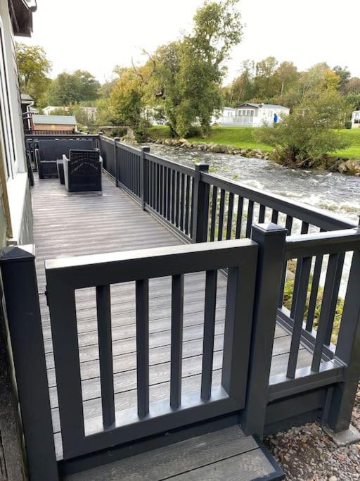 Caeathro Stunning 3 Bed Riverside Cabin In Snowdonia מראה חיצוני תמונה