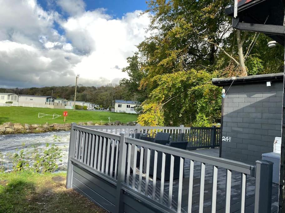 Caeathro Stunning 3 Bed Riverside Cabin In Snowdonia מראה חיצוני תמונה