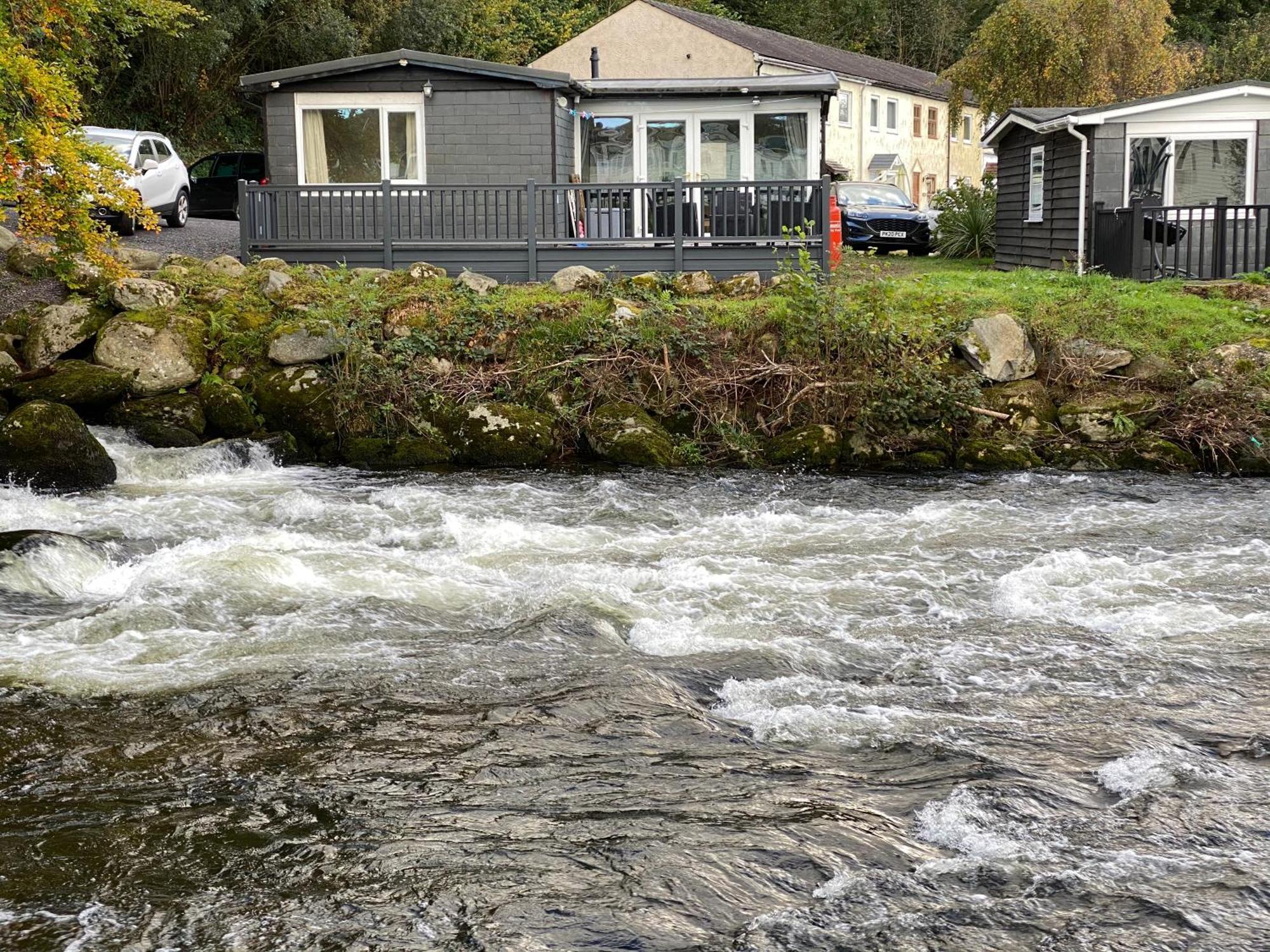 Caeathro Stunning 3 Bed Riverside Cabin In Snowdonia מראה חיצוני תמונה